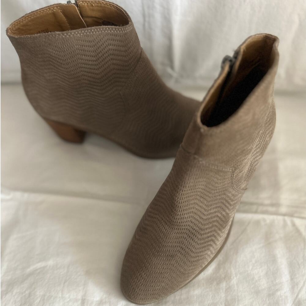 LUCKY BRAND LP Paise Zig Zag Texture Taupe Beige Suede Zip Ankle Boots Booties 8